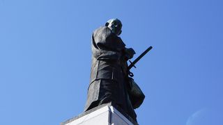 高い台座のはるかに見上げる上の方に立派な像が建っています