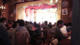 長蛇の列でも意外と回転が早い、予約なしでダッフィーのショーが見られるレストラン