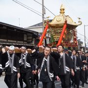 大勢の担ぎ手が「よいやさ」「よいやさ」