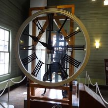 二階　映画に出てくるような大きな時計