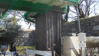 堀の外にある門