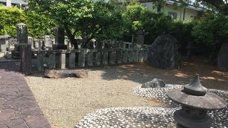 三柱神社参道の途中から脇に行きます