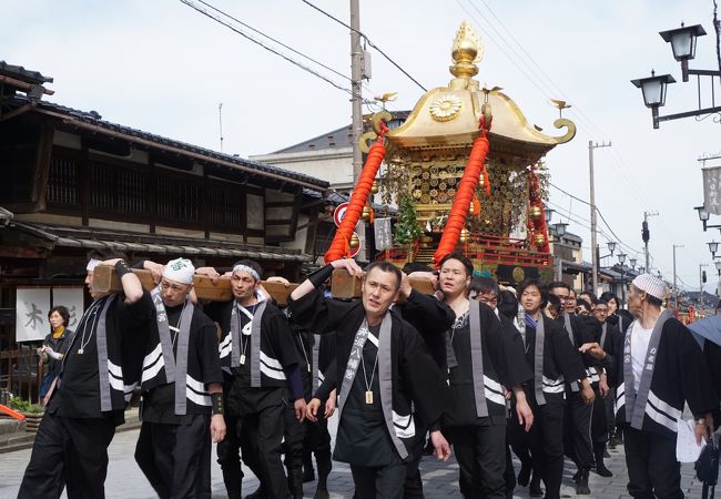 大勢の担ぎ手が「よいやさ」「よいやさ」