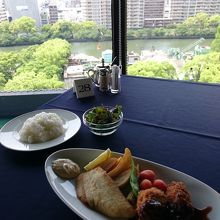 窓際の席でウィークリーランチ