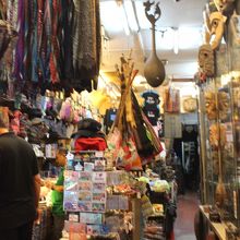 お土産屋が並んでいます