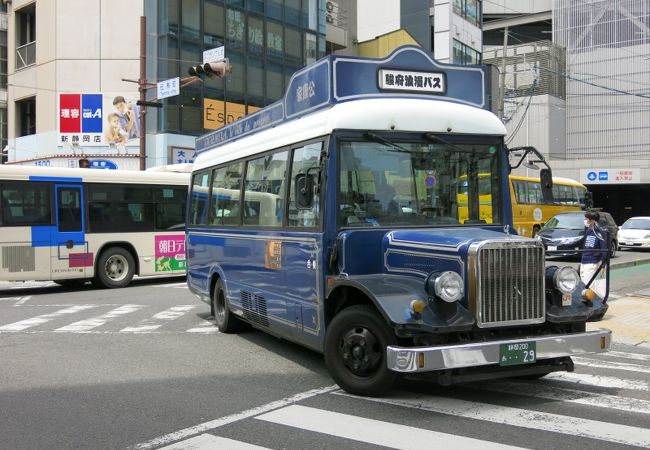 市内を巡回するボンネットバス
