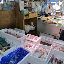 市場内の鮮魚店