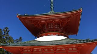 高野山を代表する朱塗りの塔