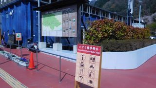 大きな駐車場を持つ土産物屋