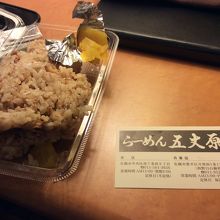 名刺とテイクアウトのおにぎりです。