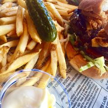 ハンバーガーにはポテトとピクルス