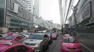 通りで栄えているラマ９世駅付近