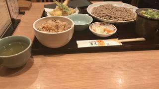 お昼は混雑します