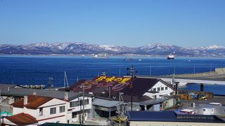 登って行く途中から、右手の方には真っ青な海