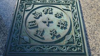 立派な青銅のモニュメント