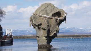 岩にはしめ縄がかけられて