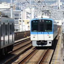 新型の普通用電車が山陽直通特急と離合。