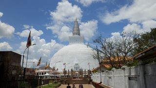 まぶしい真っ白な仏塔