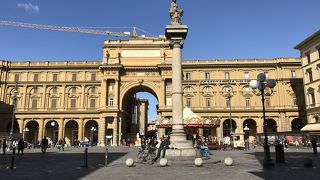 カフェなどが立ち並ぶ広場