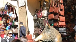 イノシシ像がある