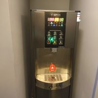 エレベータ横に設置の温水、冷水器