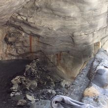 岩の浴槽は岩が崩れて去年の半分になっていた。