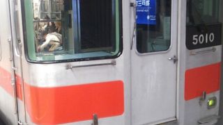 山陽電鉄の車両は基本的に２人掛け転換式クロスシートとなっていますが、一部の車両にはロングシートが採用されています