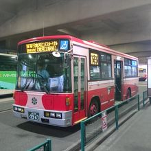 「ひよっこ」と同じ旧山形交通の三色塗装のバス