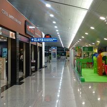 左には２４時間OPENのカフェ、右奥には仮眠用の椅子がありま