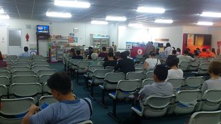 首都の空港というより地方都市の空港