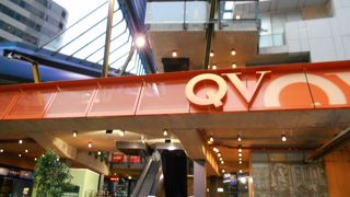 地下には人気スーパー「ウールワース」も入っています