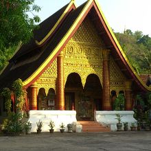 西日を受けて輝く本堂