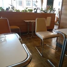 窓が大きく明るい店内。テーブルの配置も余裕あり。