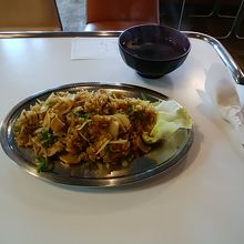 ドライカレー\650。これだけならコスパ良し。皿が泣ける。