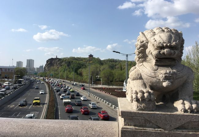 近代高層ビルとのコントラスト