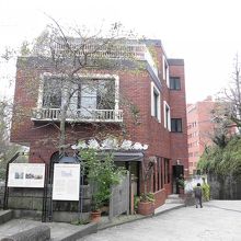 洋館が似合う石畳の坂道です