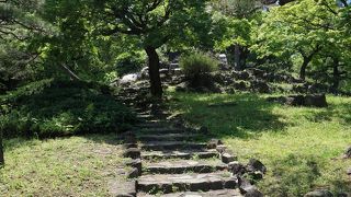 心字池を掘った土を盛った