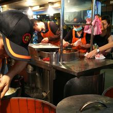 次々に胡椒餅が作られて行きます