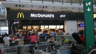 エアポートエクスプレスに向かう便利な場所。日本と違うのは…