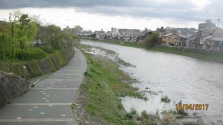 京都の東側に流れている川です。