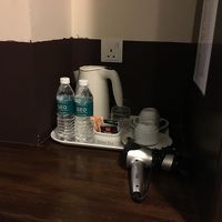 部屋に冷蔵庫はないものの、ホテル向かいが7-11なのでok。