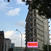 平べったい外観のホテル。