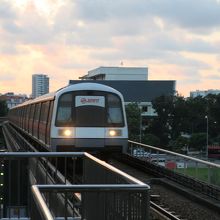 ユーノス駅に入ってくる電車