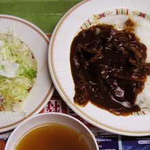 ハッシュドビーフライスとサラダ・スープで300円台は安い。