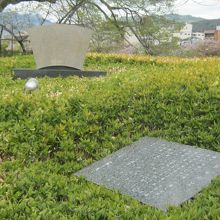 扇の形の碑です。