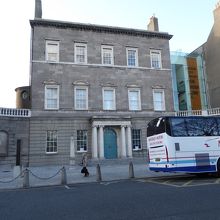 美術館入口前には観光バスも停車していました