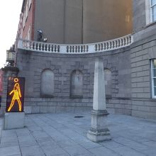 美術館入口の展示物