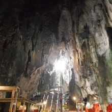 洞窟内部は神秘的