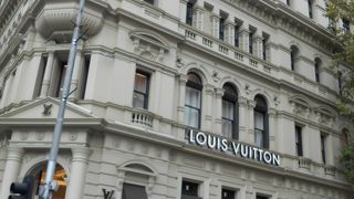 「パリスエンド」の一角に静かに建っている路面店です☆