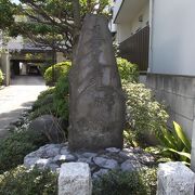 参道入口に自然石がないと見逃してしまいそうな日蓮宗の寺院です